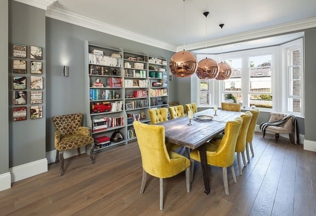 Hausbibliothek-Bücherregale-Esszimmer-Möbel-als-Blickfang-gelb
