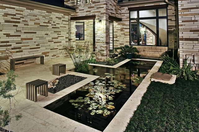 Hausfassade-Stein-Verkleidung-Gartenbereich-Betonplatten-Modern-Teich