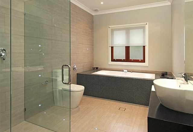Hochmoderne-Einrichtung-Badezimmer-Mosaik-Badewanne-Glastüren-Duschbereich