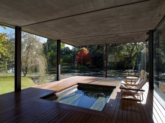 Holz-Glas-haus-in-der-natur-schlichte-Einrichtung-Sitzgelegenheiten-Boden-Pool
