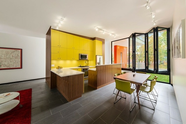 gelbe Farbe Kochinsel Einfamilienhaus einrichten