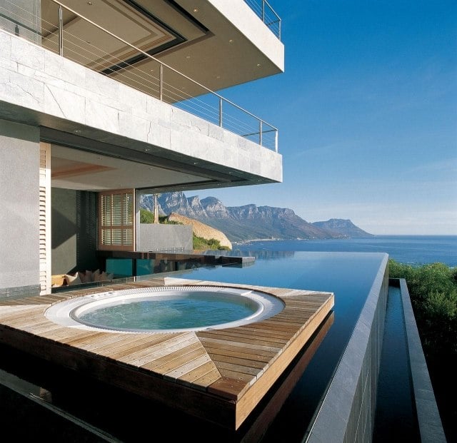 Holz-Terrasse-Infinity-Pool-Überlaufpool-Hanglage-moderne-hausarchitektur