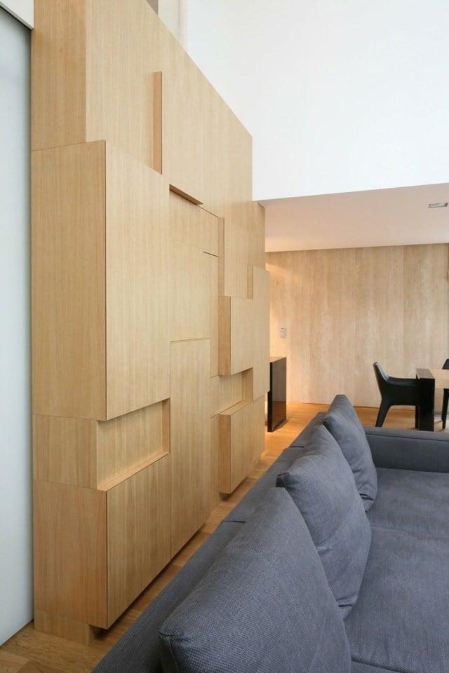 Sofa graue Farbe Laminatboden moderne Einrichtung