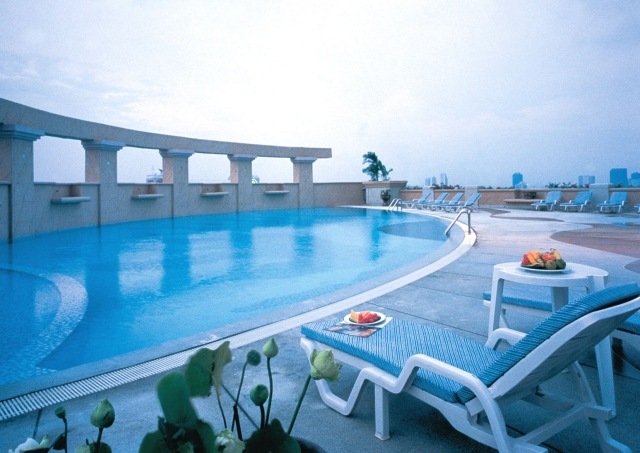 Hotel-Pool-attraktiv-komfortabel-angenehm-in-der-Nutzung-modern-möbliert