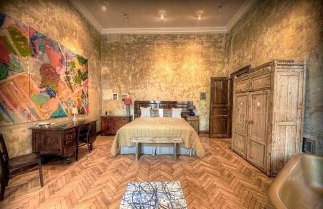 Hotelzimmer-Möbel-antike-Optik-Parkettböden-Wanddesign-Bilder-abstrakt