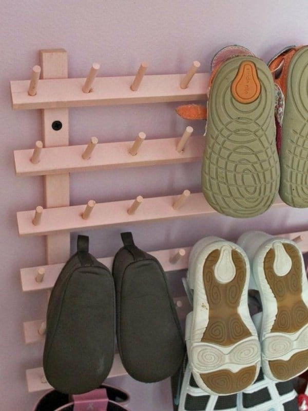 Holzgestell-Schuhe-aufhängen-Gummischuhe-Sportschuhe