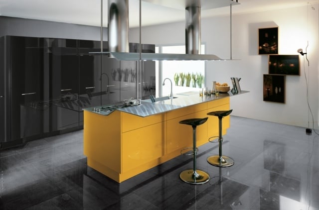 gelbe Kochinsel Spüle Barstühle Granitplatten