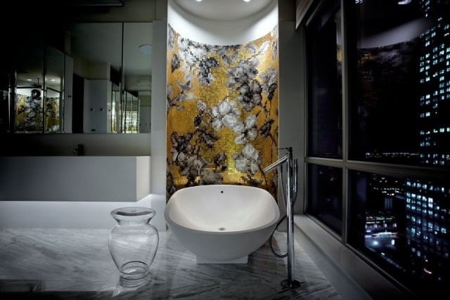 Ideen-für-Badezimmerfliesen-extravagantes-Bad-ovale-wanne-mosaik-wand