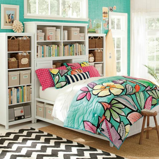 Beispiele Ideen Tapeten grün vibrante Farben Bett Wandregal System