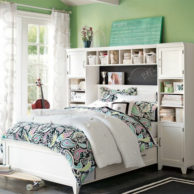 Mädchen grasgrüne Farbe Tafelfarbe Kleinderschrank-weißes Bett schöne Tagesdecke