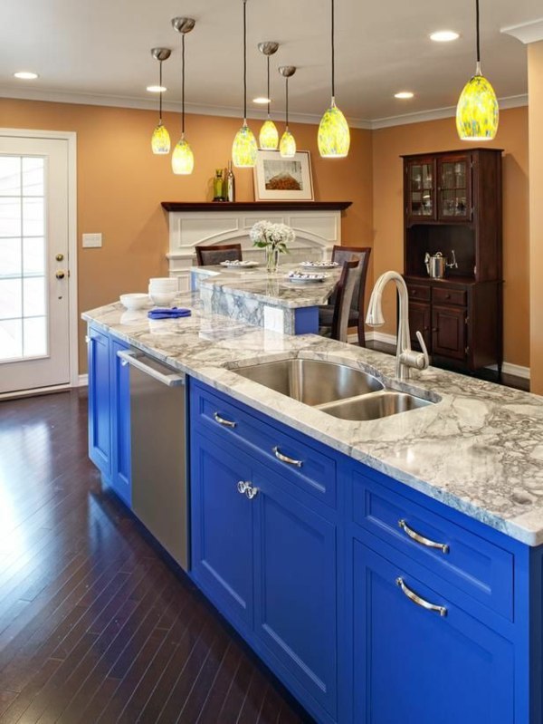 Signalblaue-Küchenschränke-Marmor-Naturstein-Arbeitsplatte-mit-Mustern