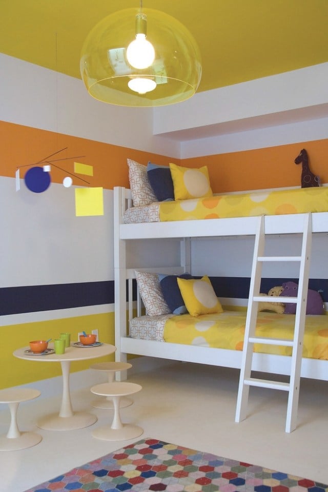 Kinderzimmer-Etagenbett-mit-Farben-Mustern-gewünschte-Akzente-setzen-blau-gelb
