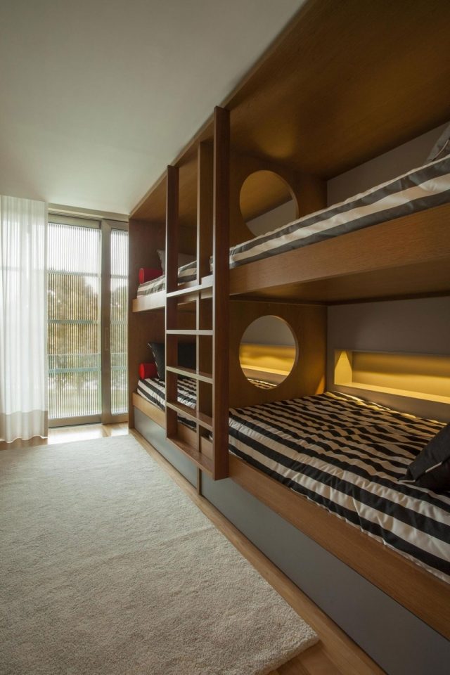 Kinderzimmer-Etagenbetten-Holzgestell-moderne-Bettwäsche-Streifen