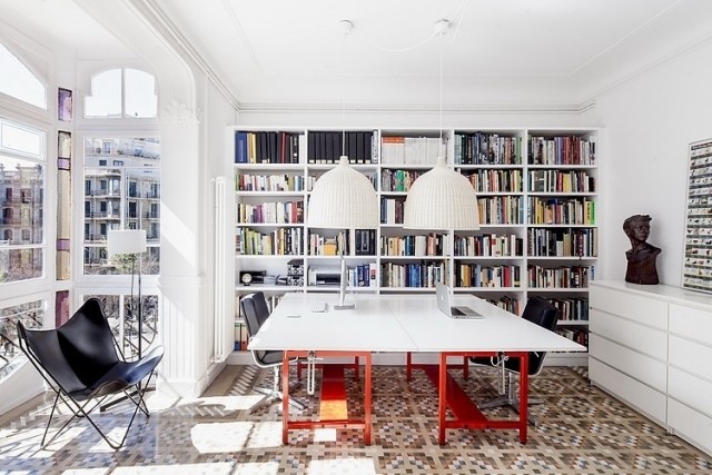 Klassische-Bücherregale-Lesetische-rote-Tischbeine-weiß-Interieur-Kabinett-zuhause