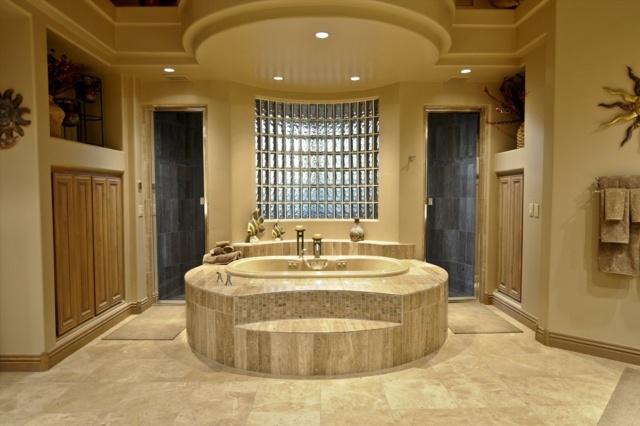 Klassischer-Luxus-Badezimmer-zwei-Türen-auf-Podest-Badewanne