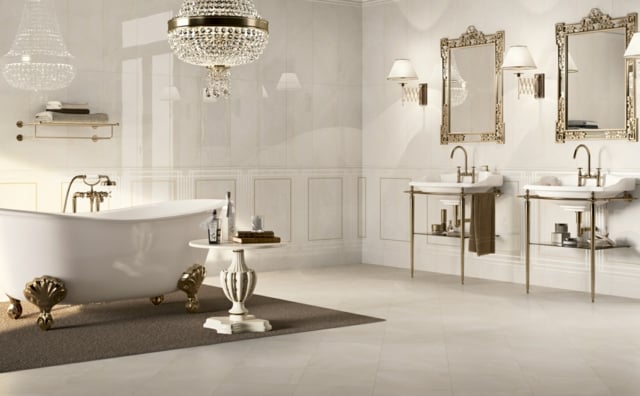 helle-Fliesen-Badezimmer-Ausstattung-Vintage-Stil-goldfarbene-Sliegelrahmen