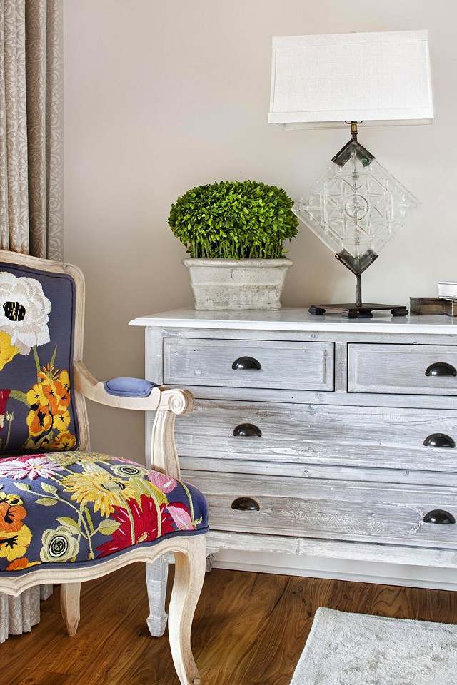 abgefallene Farbe Wohnzimmer Möbel Stuhl bunte Blumenpolsterung