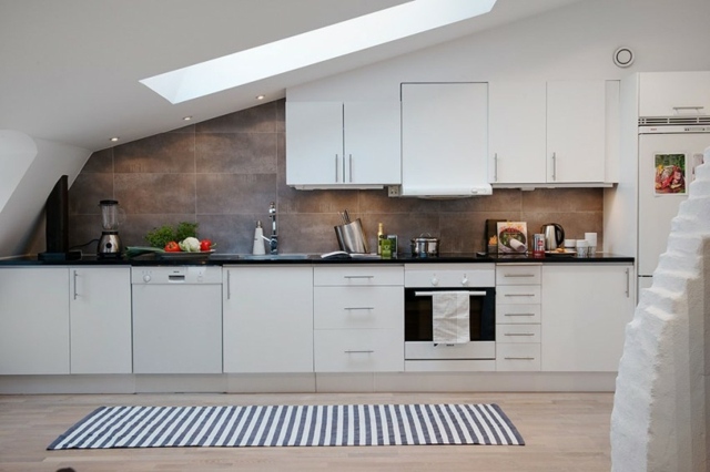 weiße Schränke Küchenrückwand Holzoptik moderne Wohnung