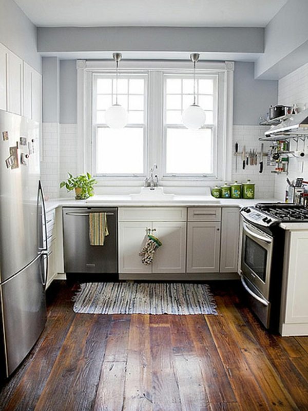 Küche-auf-kleinem-Raum-mit-Silberglanz-Holzboden
