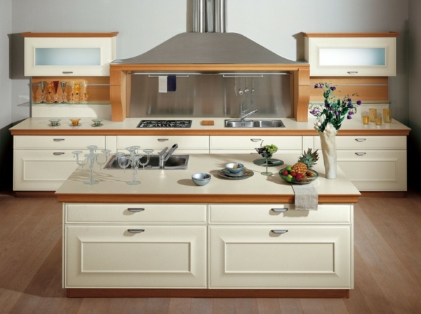 Küchengestaltung-mit-Kücheninsel-aus-Holz-und-Natursteinplatte