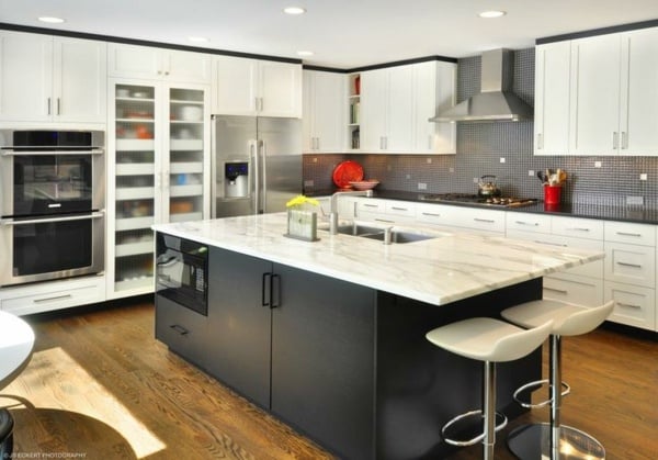 Hocker-weiße-Schränke-Kücheninsel-moderne-Küche-Arbeitsfläche