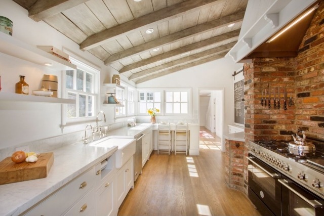 Küchenraum-Dachschräge-Weiße-Möbelfronten-Wand-Ziegel-struktur