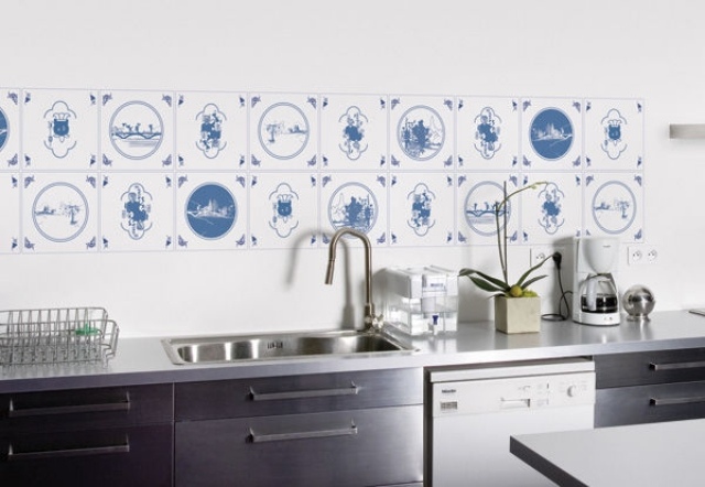 Kücherückwand-Gestaltung-mit-Tapeten-weiß-blau-Muster-Trends