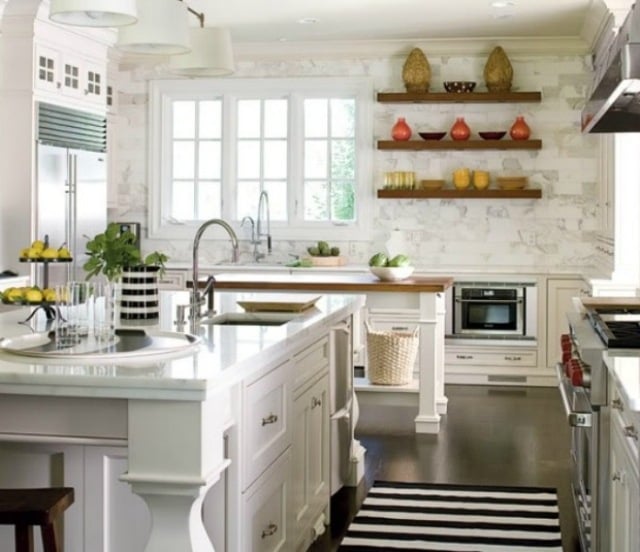 Landhaus-modern-Küchen-ideen-weiße-Wände-Arbeitsplatte-Marmor
