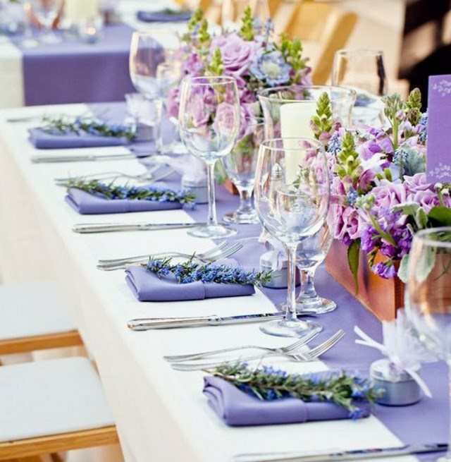 Lavendel Deko -Tisch Servietten Holzkisten Blumengestecke arrangieren