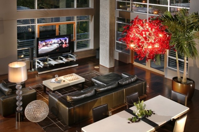 Leder-Möbel-Blickrichtung-Fernseher-ausgerichtet-Penthouse-Pflanzen-Naturmaterialien