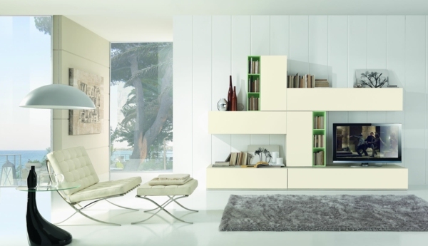 Lesestuhl-mit-Hocker-Wände-aus-Glas-und-Beton-mit-Kunststoffelementen-bedeckt
