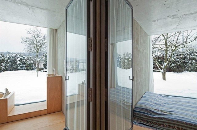 Lichtdurchflutete-Räume-Wohnhaus-mit-Glas-Fassaden-Winter-Petr-Hájek-Architekti