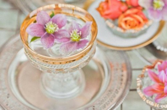 Lila-Blüten-in-Kristallbehälten-Tischdeko