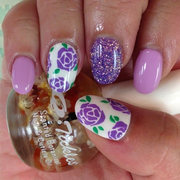 Violett-Flieder-Lila-Blumenmustern-Nägel-lackieren