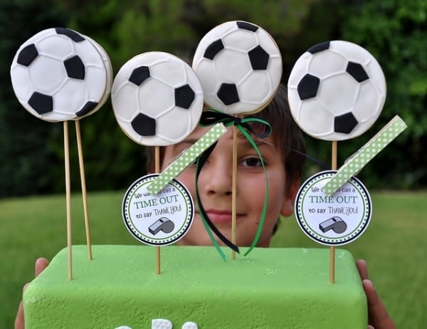 Lolli-Stäbe-Kekse-Fußball-Thema-Kindergeburtstag-feiern-dekoideen