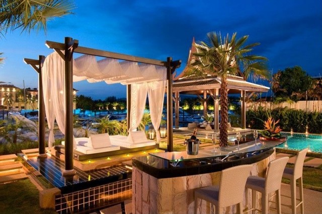 Luxus-Außenbereich-einrichten-Pool-Lounge-Daybett-Himmel-Poolbar