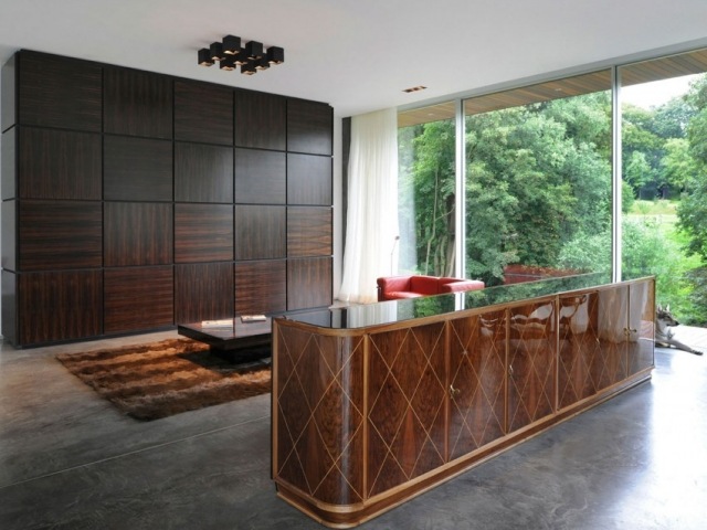 Luxus-Villa-Innenarchitektur-Holz-Bartheke-Lifestyle-im-Einklang-mit-Natur