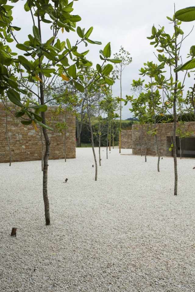 Luxus-Villa-Itatiba-Gartenanlage-minimalistisch-neu-gepflanzte-Bäume