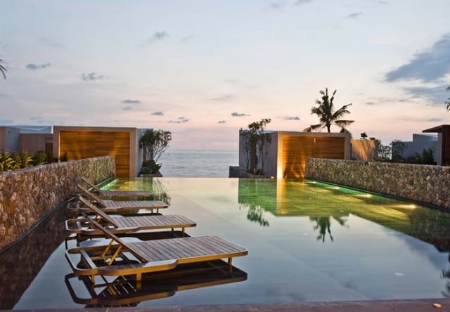 Luxus-Villa-Pool-Terrasse-Ideen-wasserfester-Bodenbelag-Panorama-Aussicht