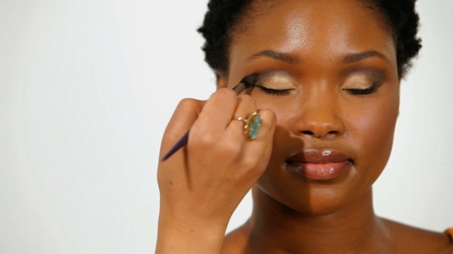 Make-up-für-schwarze-Frauen-natürliche-braune-Töne
