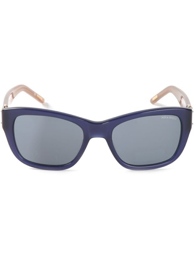 Brillenfassung-mit-hellen-Bügeln-schwarze-Sonnenschutzgläser