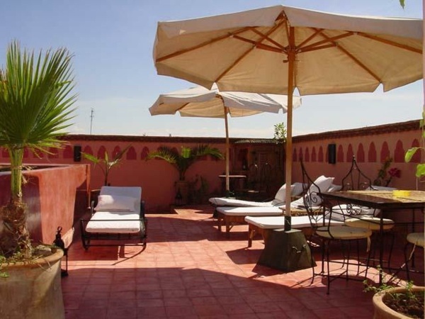 Marrokanische-Terrassengestaltung-mit-Liegestuhl-und-Sonnenschirm