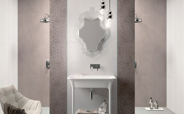 wellenförmiger-Spiegel-klassisches-Waschbecken-Pendelleuchte-Badezimmer-Fliesen