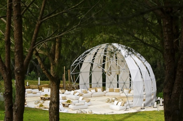 Metallkonstruktion-Zelt-wie-Sphäre-mit-Sofas-und-Möbel-für-Gartenparty