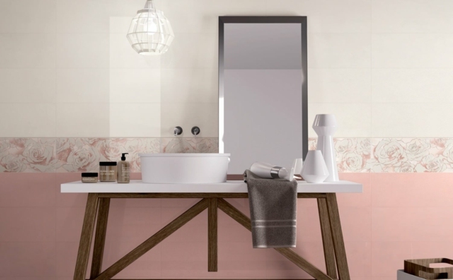 Naturholz-Waschbeckentisch-mit-rechteckigem-Spiegel-Badezimmer-Fließen