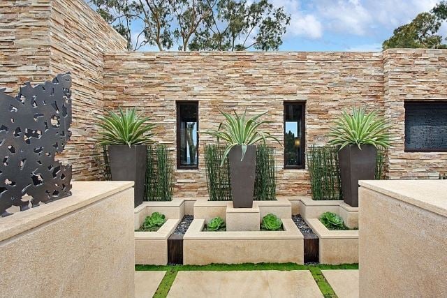 Modern-Gartenbereich-anlegen-Belag-Betonplatten-Sichtschutz-Mauer-Stein