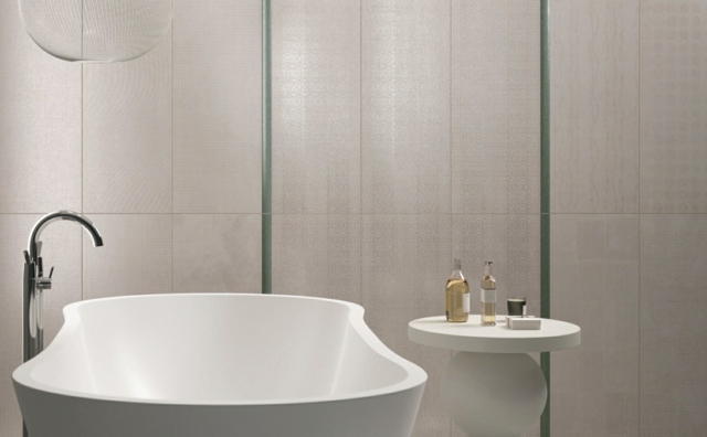 wellenförmige-Badewanne-in-Weiß-Dekotisch-aus-Marmor