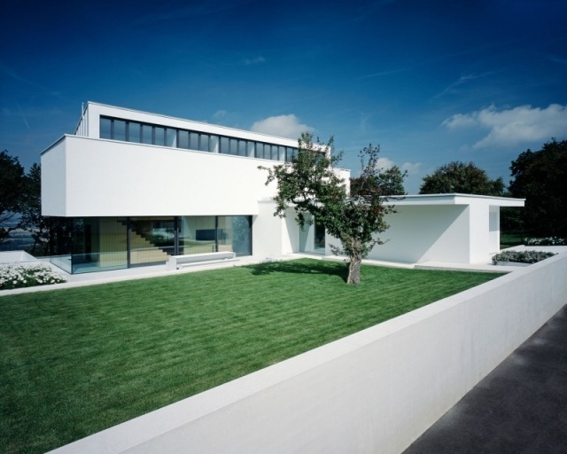 Modernes-Wohnhaus-Phlilipp-an-einer-Hangkante-im-Hohenlohnischen-gelegen