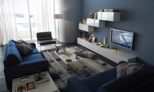 Modernes-Wohnzimmer-in-Blau-weiße-Schrankmodule-mit-Glanz