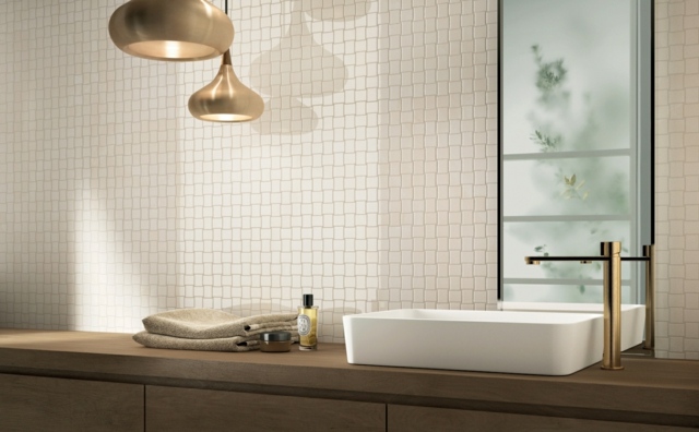 rechteckiges-Waschbecken-weiße-Fliesen-Mosaik-Design